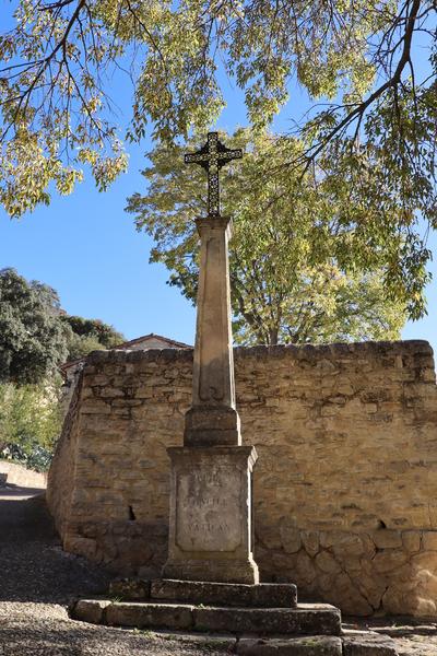 La Roque-sur-Pernes - monument aux morts