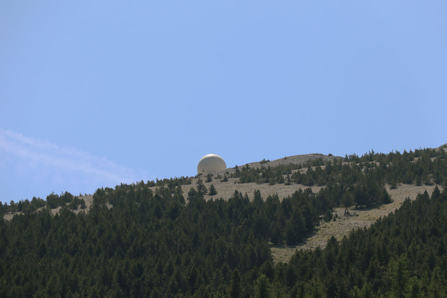 Vue sur le sommet du Ventoux depuis le Mont Serein
