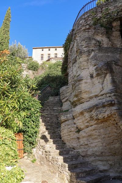 La Roque-sur-Pernes - escalier à flanc de rocher